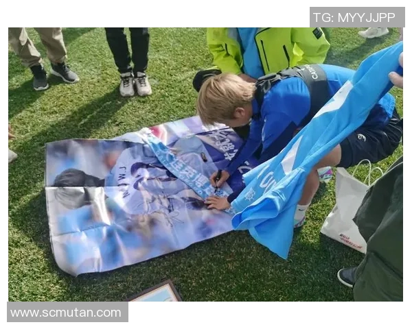 奥尔莫送球迷训练球，点燃足球激情的新奇体验